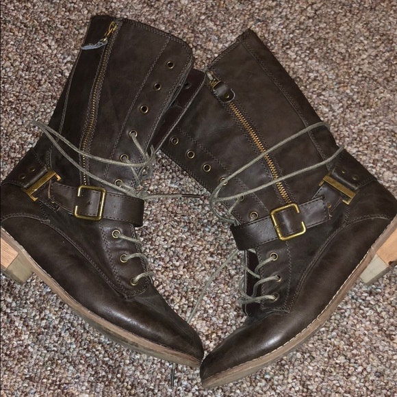 Shoes - Size 7 1/2  combat boots. Gray/taupe colored.